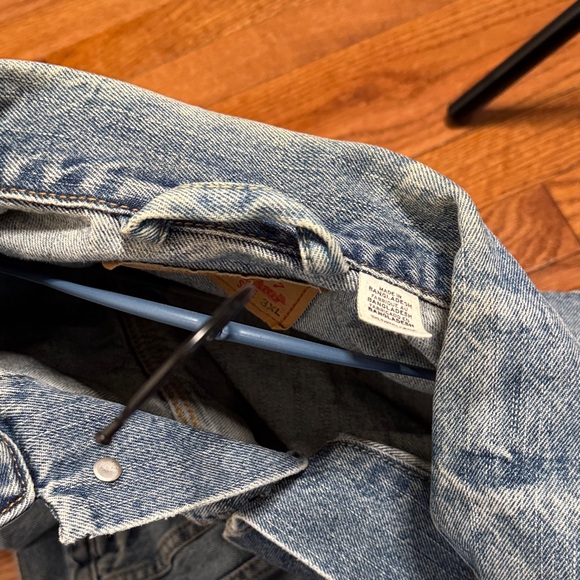 Classic Blue Levi Denim Jacket - Picture 5 of 6